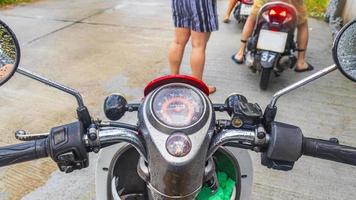 conducir y alquilar scooters ciclomotores motos en koh samui tailandia. foto