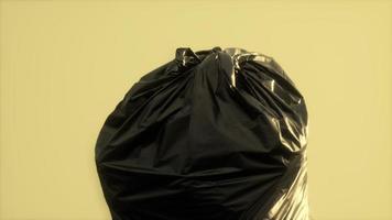 cierre de una bolsa de plástico para residuos de basura foto