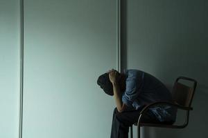 hombre triste en el cuarto oscuro foto