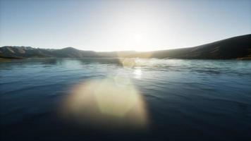 hermoso lago tranquilo con puesta de sol video
