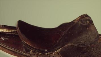 Antiguo sillín de caballo de doma de cuero vintage usado video