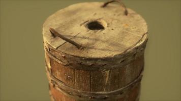 vecchio secchio di legno arrugginito usato video