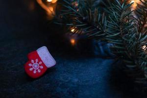 manopla de madera roja de juguete de árbol de Navidad con un copo de nieve sobre un fondo borroso. copie el espacio foto