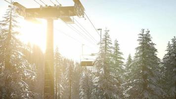 lege skilift. stoeltjeslift silhouet op hoge berg video