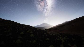 estrellas de la vía láctea sobre las montañas del desierto video