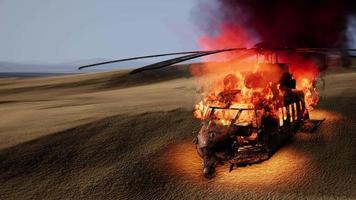 helicóptero militar quemado en el desierto al atardecer video