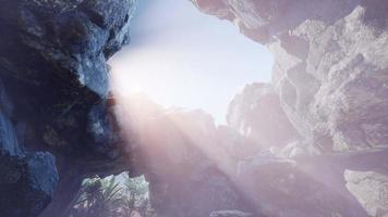 lumière du soleil à l'intérieur de la grotte mystérieuse video