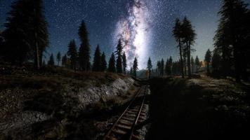 la vía láctea sobre el ferrocarril y el bosque video