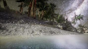 belle plage tropicale fantastique avec étoile de voie lactée dans le ciel nocturne video