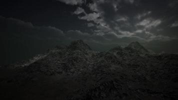 ciel d'orage dramatique au-dessus des montagnes rugueuses video