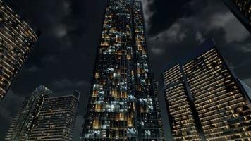 edificios de oficinas de cristal skyscrpaer con cielo oscuro video