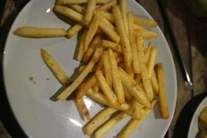patatas fritas en un plato blanco foto