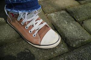 zapatos marrones con cordones blancos foto