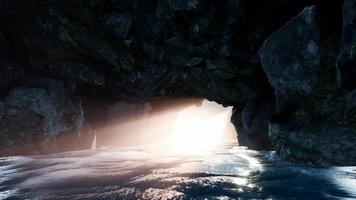 Entrée de la grotte de la falaise 4k de l'intérieur video