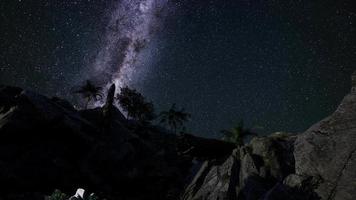 galaxie de la voie lactée sur les parois du canyon de grès video