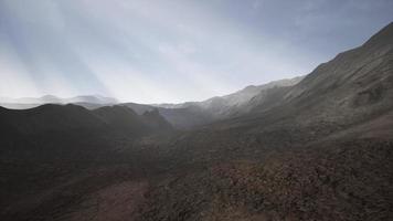 raggi del sole sulle montagne in una valle video