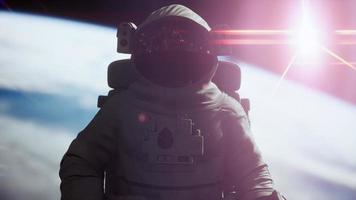 astronauta do homem do espaço no espaço em um fundo do planeta terra azul
