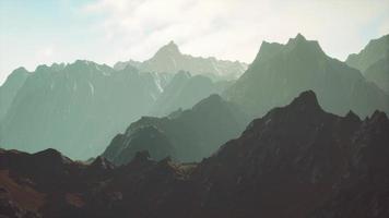 rocas cubiertas de hierba bajo un cielo nublado video