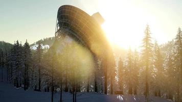 le radiotélescope de l'observatoire en forêt au coucher du soleil video