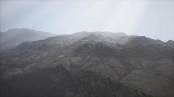 Sonnenstrahlen vor dem Hintergrund der Berge video