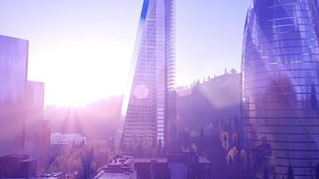 Skyline der Stadt mit städtischen Wolkenkratzern bei Sonnenuntergang video