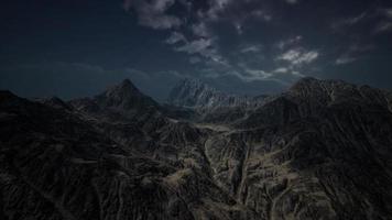 montaña oscura con las nubes oscuras video