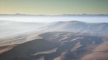 dunas do deserto de areia vermelha ao pôr do sol video