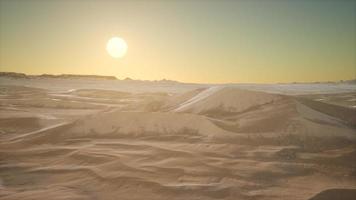 dunas del desierto de arena roja al atardecer video