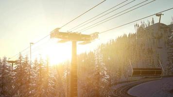 lege skilift. stoeltjeslift silhouet op hoge berg boven het bos bij zonsondergang video