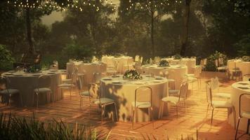 mesa y silla de mimbre vacías en el jardín del bosque del restaurante al aire libre video