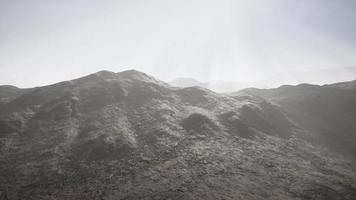 zonnestralen tegen de achtergrond van de bergen video