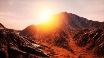 rayos de sol sobre montañas en un valle video