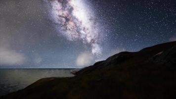 Vintergatan galaxen över den tropiska ön video