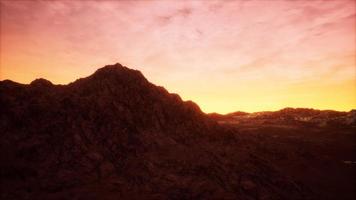 tramonto nella valle rocciosa video