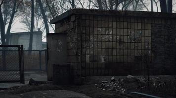 vieux garages abandonnés dans la forêt video