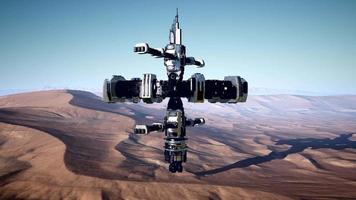 nave espacial alienígena gira sobre el desierto. OVNI video