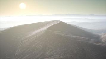 dunes du désert de sable rouge au coucher du soleil