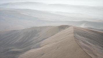 dunes du désert de sable rouge au coucher du soleil
