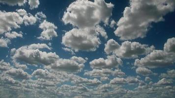 Wolken ziehen im Zeitraffer über einen blauen Himmel. video