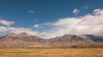 le nuvole time lapse viaggiano su pianure e montagne. video
