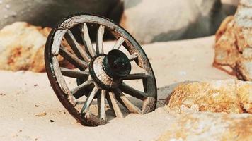 roda de carroça de tradição antiga na areia video