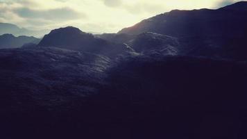 montañas de afganistán al atardecer foto