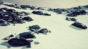 roca de lava y nieve en invierno en islandia foto