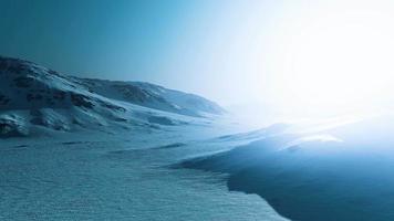 snöade berg i alaska med dimma video