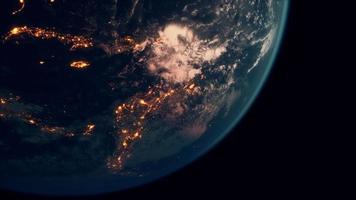 bol van de nachtelijke planeet aarde in de ruimte video
