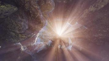 luce del sole all'interno di una misteriosa grotta video