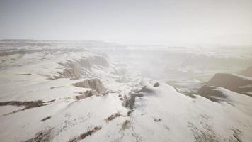 rocas cubiertas de nieve en invierno video