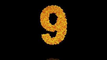 cuenta atrás del 10 al número 1 formada por esferas doradas que se disuelven y caen al suelo para formar cada número sobre un fondo negro. Animación 3D video