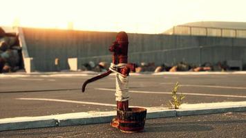 vieja bomba de agua oxidada en un día soleado foto