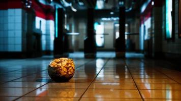 viejo balón de fútbol en el metro vacío foto